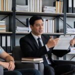 Advogado explicando responsabilidade civil a jovem adulto em escritório moderno, temática importante do artigo.