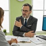 Cliente discutindo com advogado sobre a LGPD e proteção de dados pessoais em escritório moderno.